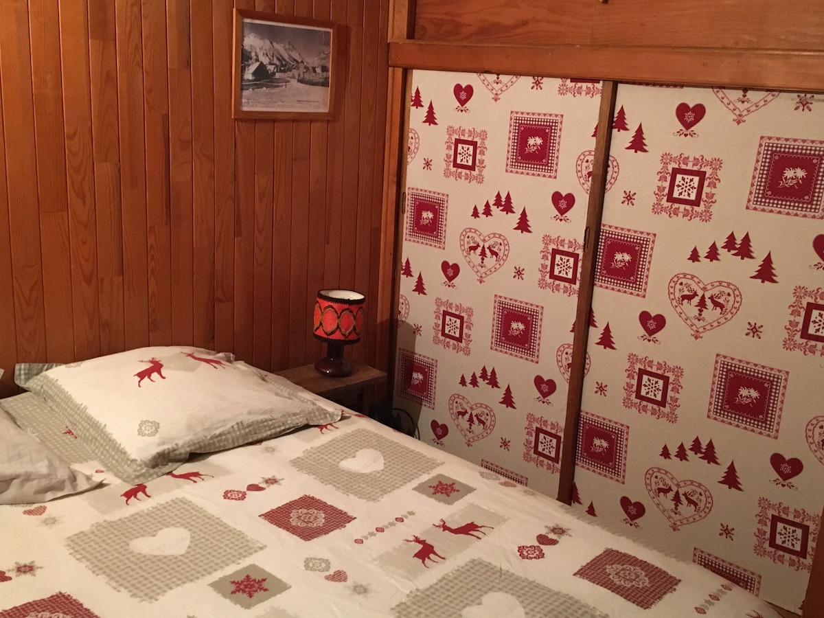 Chambre de deux personnes au premier étage, son placard