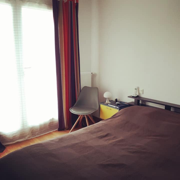 Chumba cha kulala cha Master kilicho na mtaro na bafu kwenye ghorofa ya 1