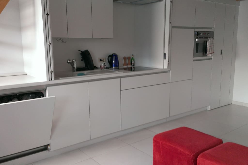 kitchen (and dishwasher)