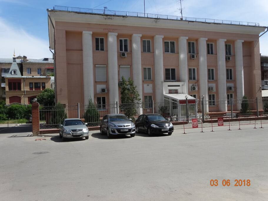 Дом, памятник культуры. Охрана, огороженная территория. Квартира расположена на 2 этаже.
House, a cultural monument. Security, closed territory. The apartment is located on the 2nd floor.
