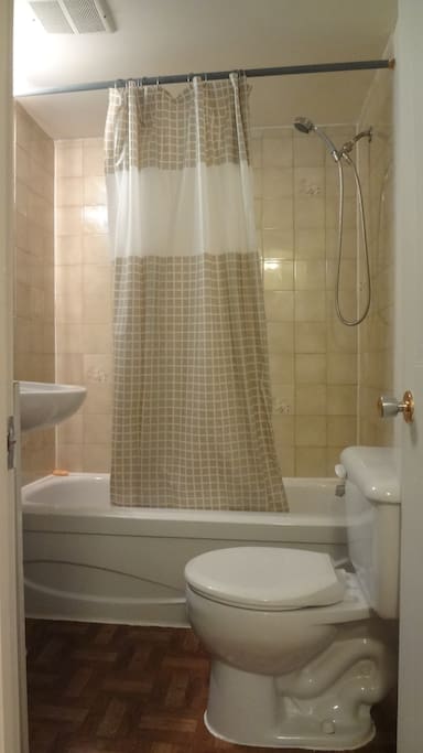 Salle de bain privée.
Private bathroom.