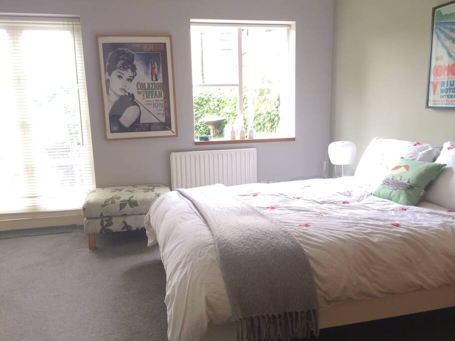 Bedroom 1 - Large and bright double bedroom with kingsize double bed, overlooking private garden with own wardrobe, drawers and bed side tables and lamps. Its very quiet.