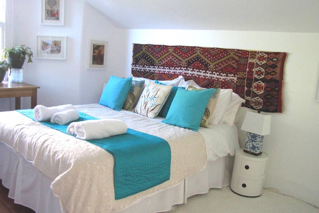 The largest bedroom in the house. It has a king size bed and a single bed can be added. couples room, the king is comfortable and the room is large. A single bed can be added next to the king size bed.