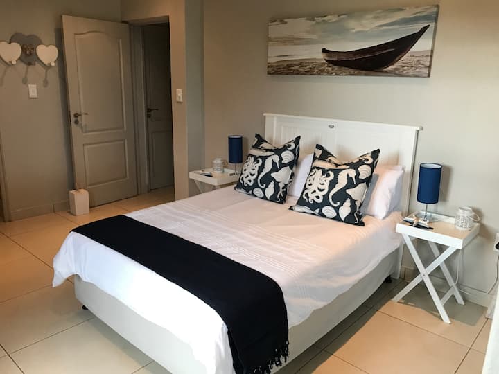 חדר שינה 3: מיטה זוגית עם נוף לים, דלת הזזה נפתחת למרפסת, מקלחת ושירותים צמודים 