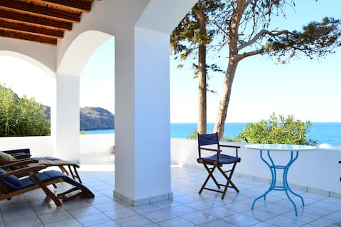 Villa Kamáres, sea view villa close to the beach