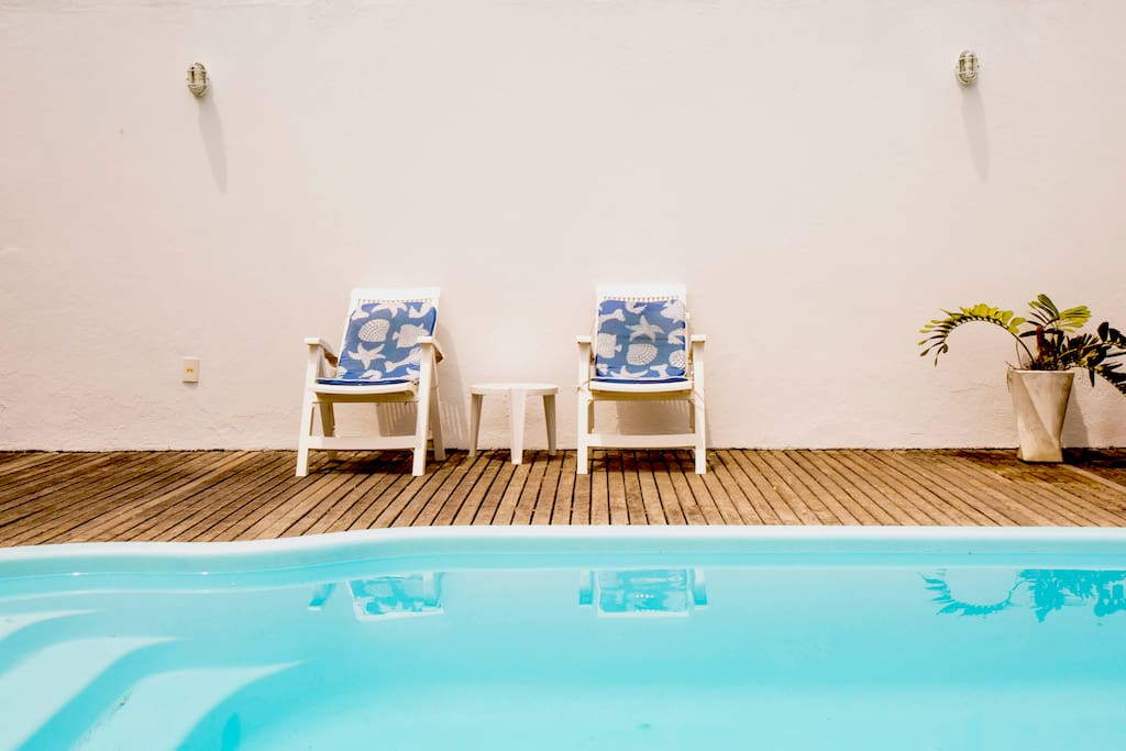 Tomar sol e uma caipirinha de frente para a piscina