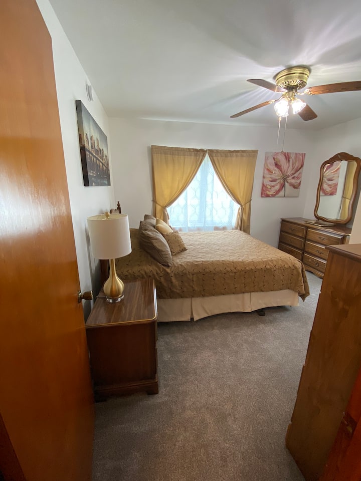 Chumba cha kulala na Kitanda cha ukubwa wa Malkia 