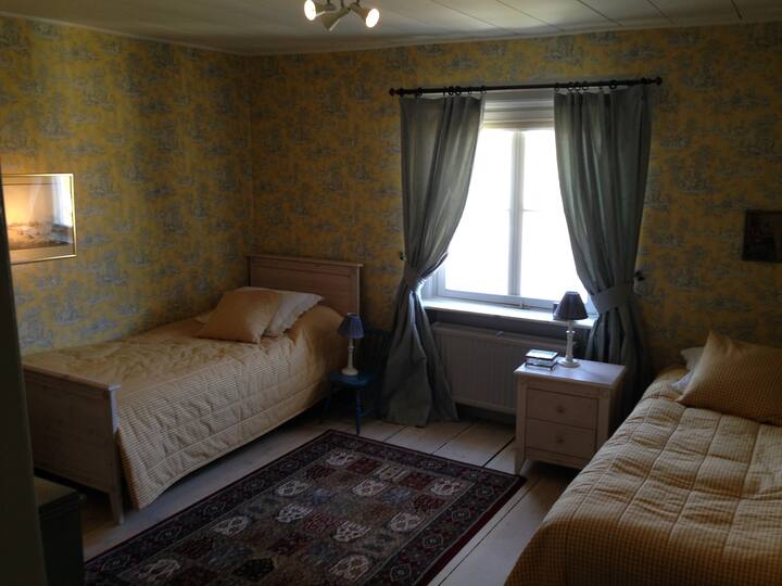 Ett rum med 2 nya enkelsängar, Dux och Jensen-sängar