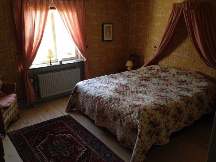 Ett rum med dubbelsäng