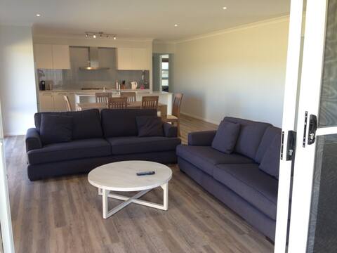 Modern Pet Friendly House 400m from Beach
