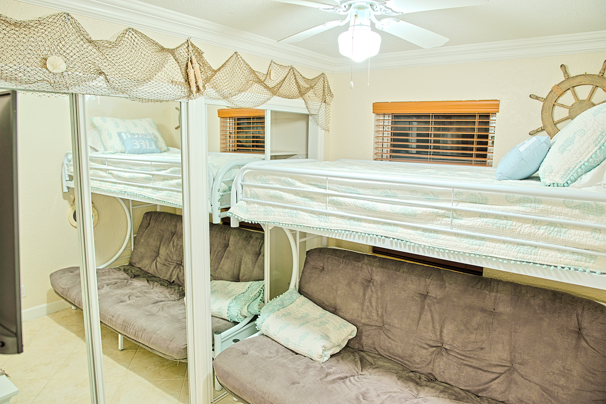 儿童娱乐双层床房间