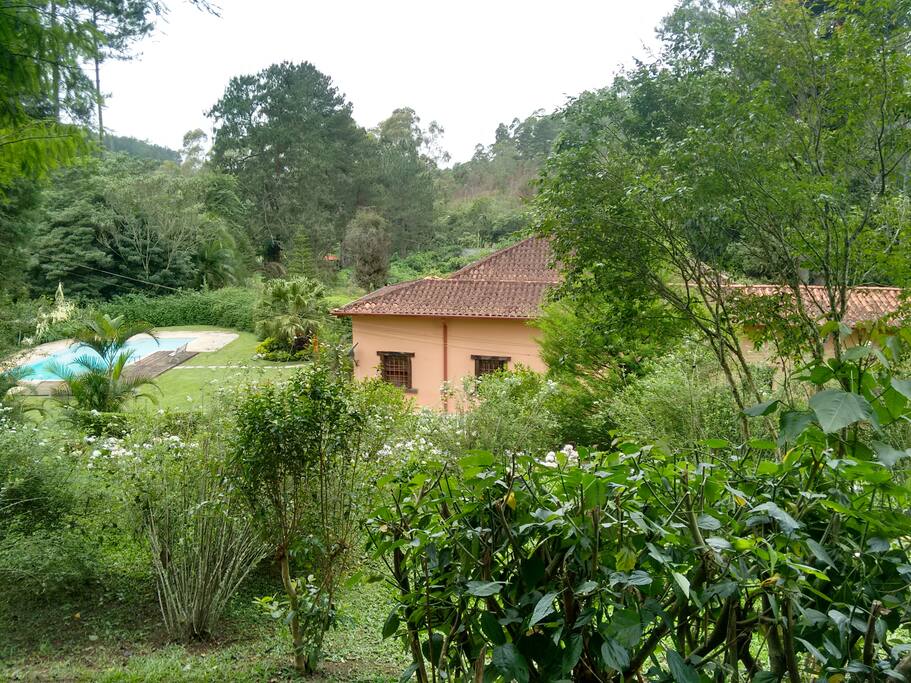 vista da casa pelo pomar.