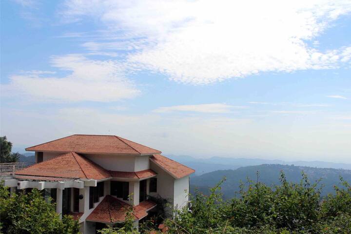 Valley facing villa in Himachal, 4 hrs from Delhi