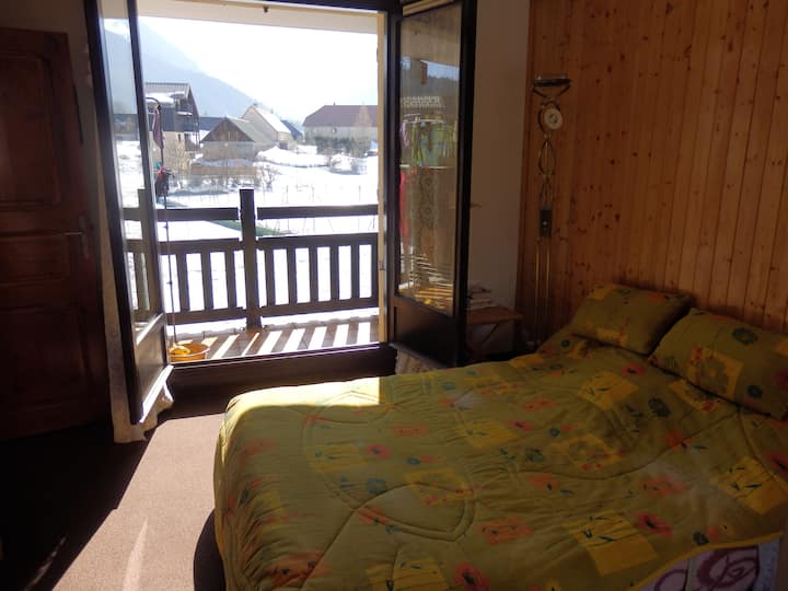 غرفة زوجية مع شرفة تطل على الجنوب بأشعة الشمس الكاملة طوال اليوم