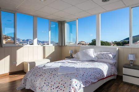 Top Floor Penthouse En-Suite Sea View  WiFi Pool