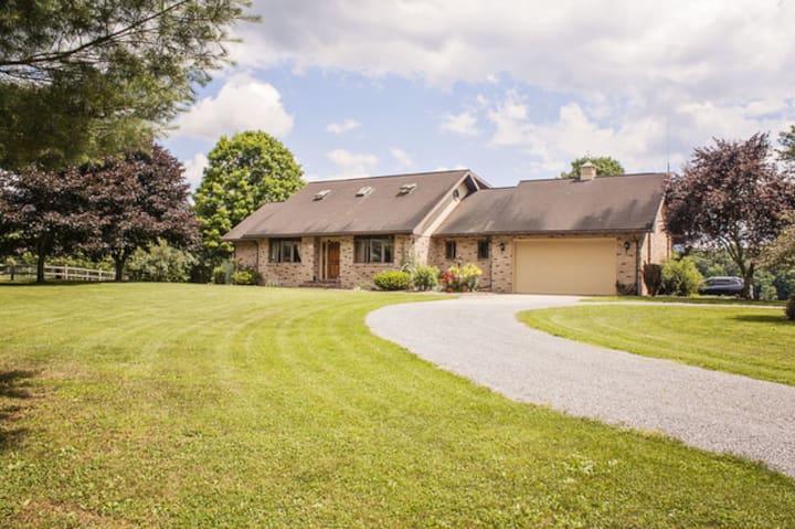 Spacious Basement Apartment & Farm in Arbovale, WV