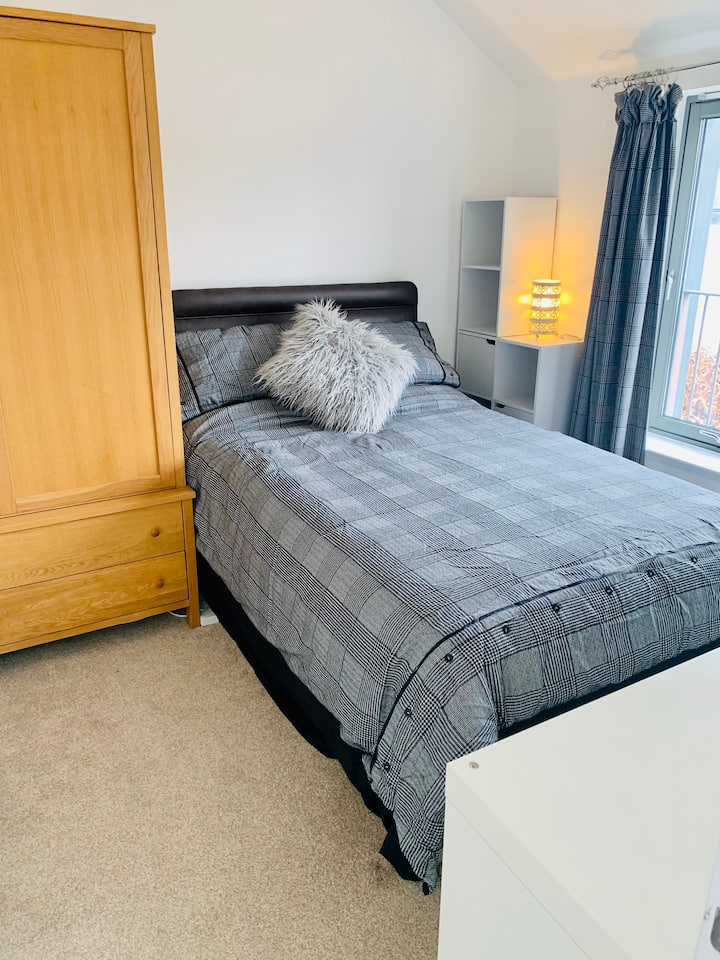 Small double bedded room comfortably suitable for one guest. Generous storage. Full use of washing machine downstairs for personal laundry. Towels and bedding provided but to be laundered by guest if staying long term. 