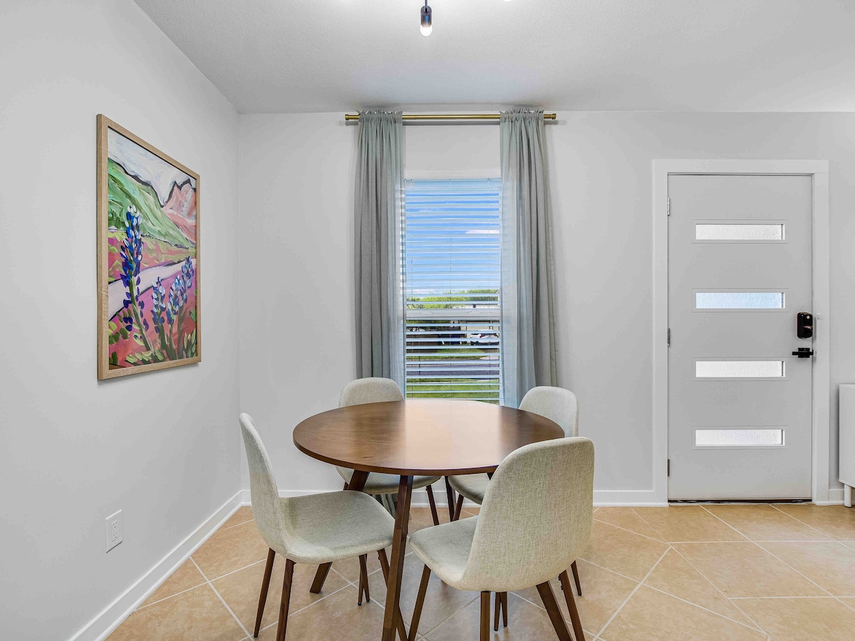 Modern Southwestern 2BR near SoCo