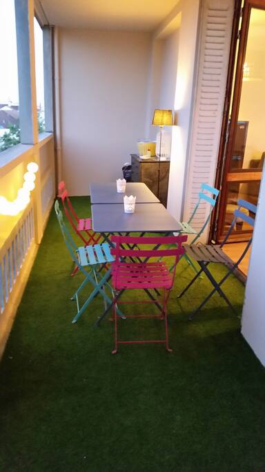 Terrasse avec equipement pour repas 6-8 personnes