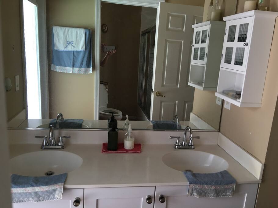 Double sink shared bathroom for the bedrooms
