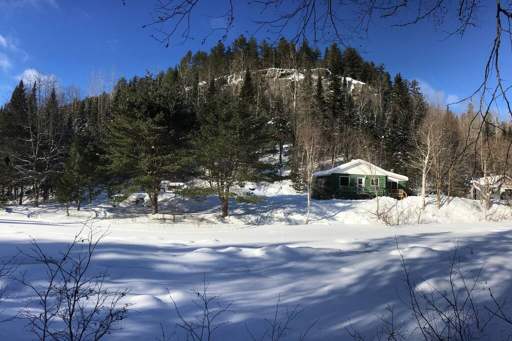 Situé en bordure de la rivière Mastigouche qui gèle complètement vers le 15 janvier nous offrant une surface de jeu supplémentaire !