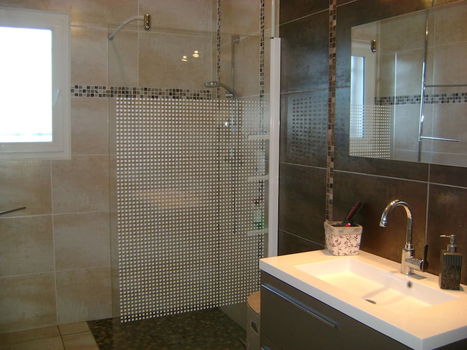 douche à l'italienne spacieuse