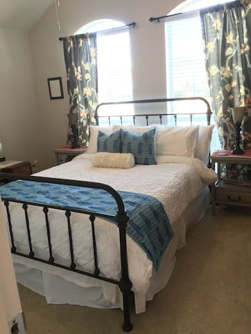 100% Private -Immaculate Luxury Bed/Bath/Entry!