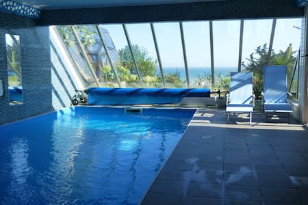 Vue mer et  piscine couverte