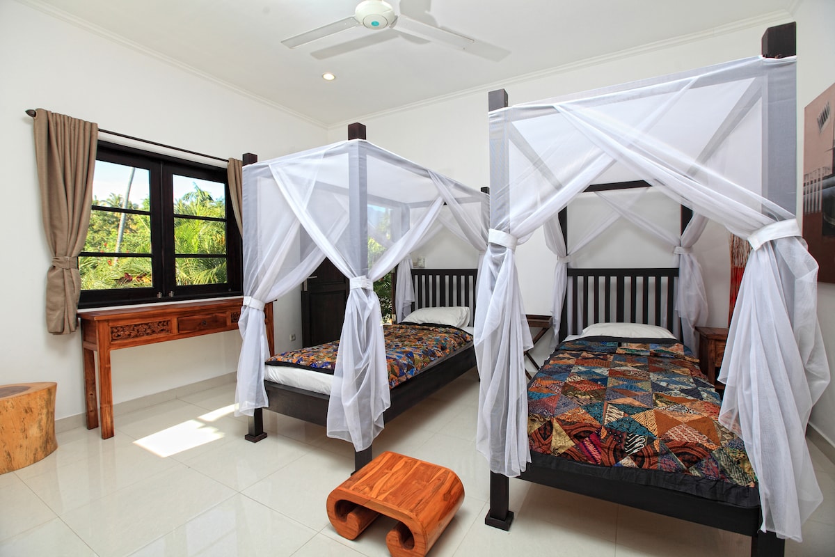 Spavaća soba s 2 kreveta za jednu osobu