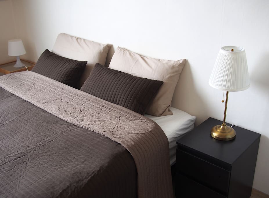 King size bed with bedside drawers and lamp