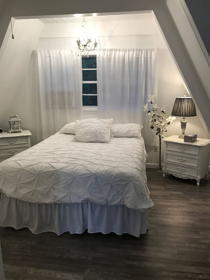 Лофт спалня