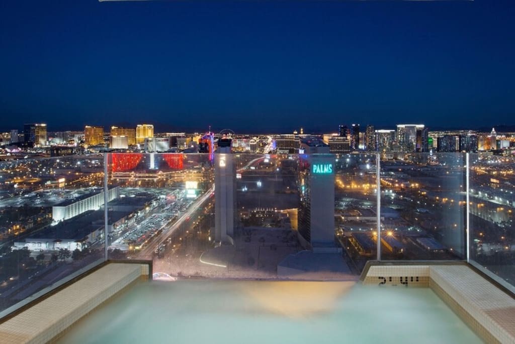Balcony hot tub 55 floors high! Doesn't get better! Check out that view