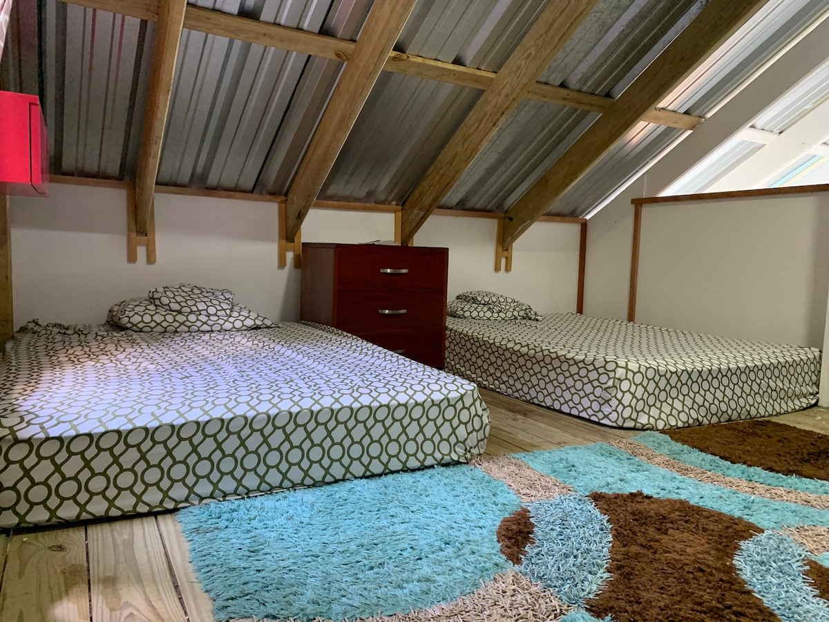 Drveno potkrovlje s pogledom na grad 