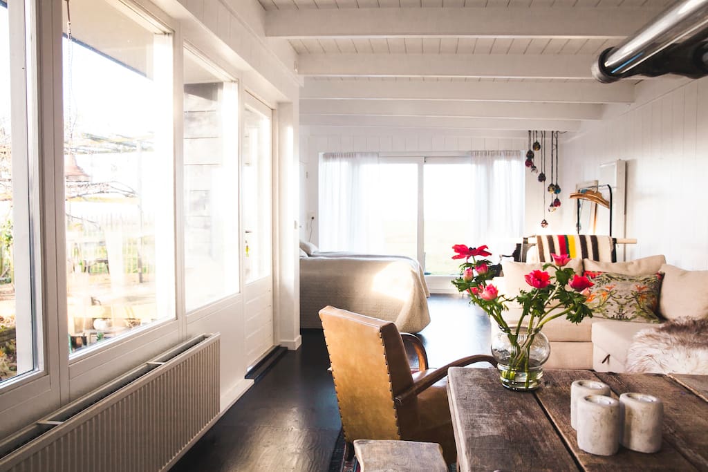 living room with acces to the garden (left)