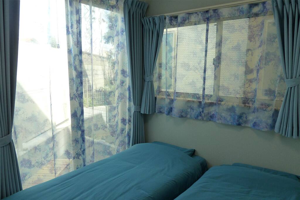 We have two guest rooms. Each room has a key.ゲストルームは2つあります。それぞれ鍵を設置しています。