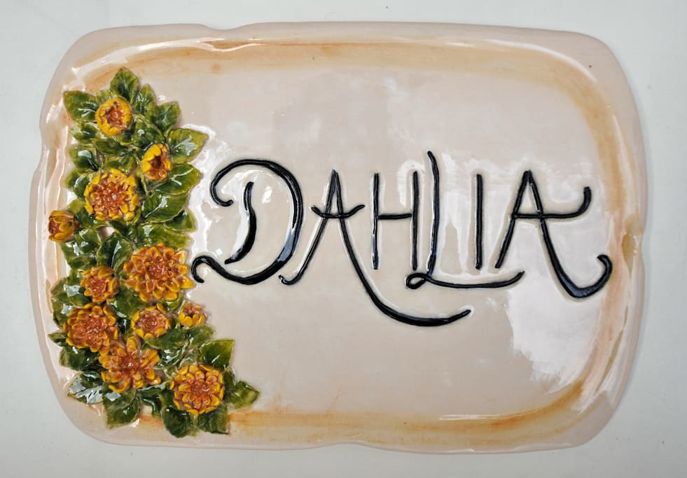 La targa esterna in ceramica della Villa DAHLIA.