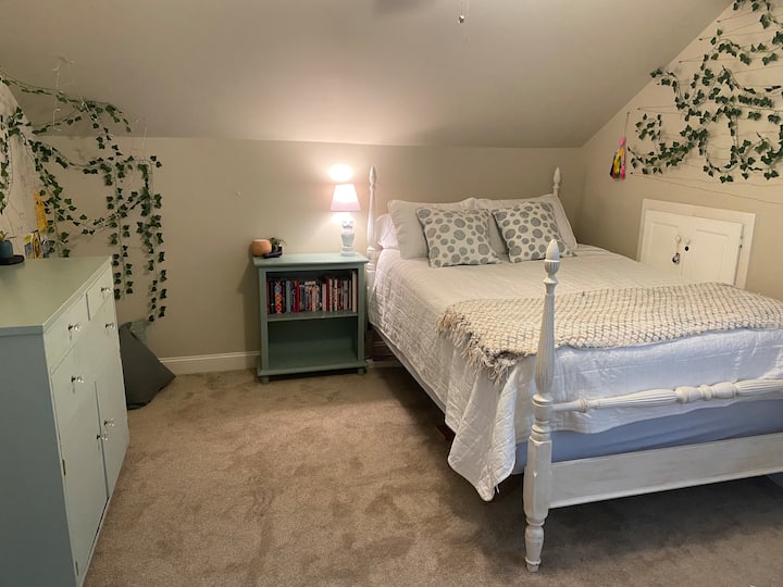 Na katu je spavaća soba 3 s bračnim krevetom.