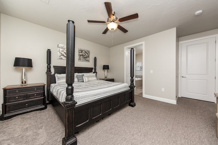 Slaapkamer 1, kingsize bed, eigen badkamer, Roku HDTV met flatscreen