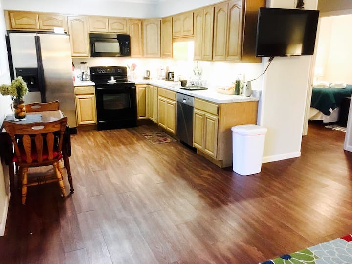The Kirby #1: Clean, Safe, 2BR/1BA, Whole Apt