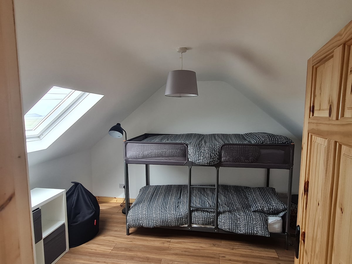 Პატარა ორსართულიანი საწოლები (ზემოთ)