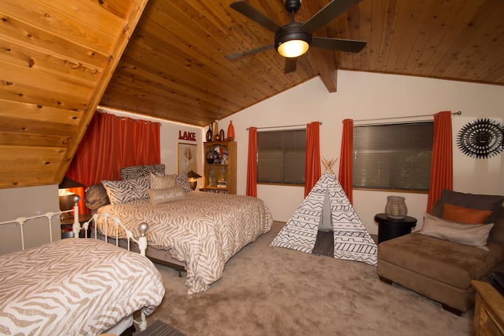 Chumba kikuu cha kulala cha ghorofani 
King size bed , Daybed with trundle and Chaise 