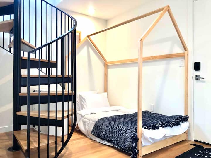 Долно катче со брачен кревет (широк 150-179 см). Достапно за деца или возрасни