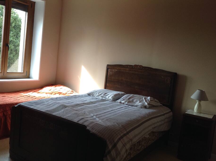 Photo de la chambre avec un grand lit et un lit une personne, lit bébé disponible.