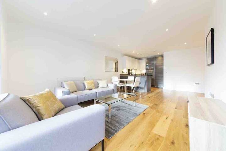 Stylish 2 bed apartment- near station