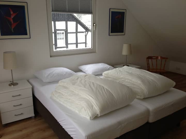 غرفة النوم 2 في الطابق العلوي (سرير الأطفال غير معروض)