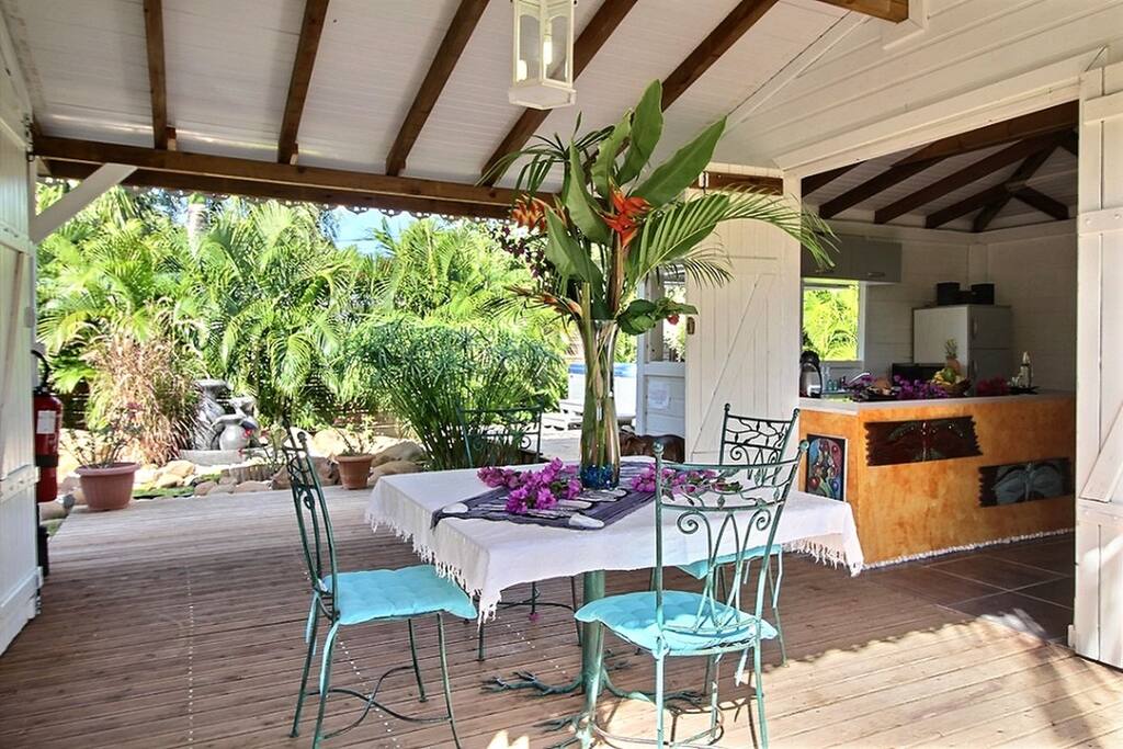 La terrasse ombragée de votre bungalow de Vacances en Guadeloupe