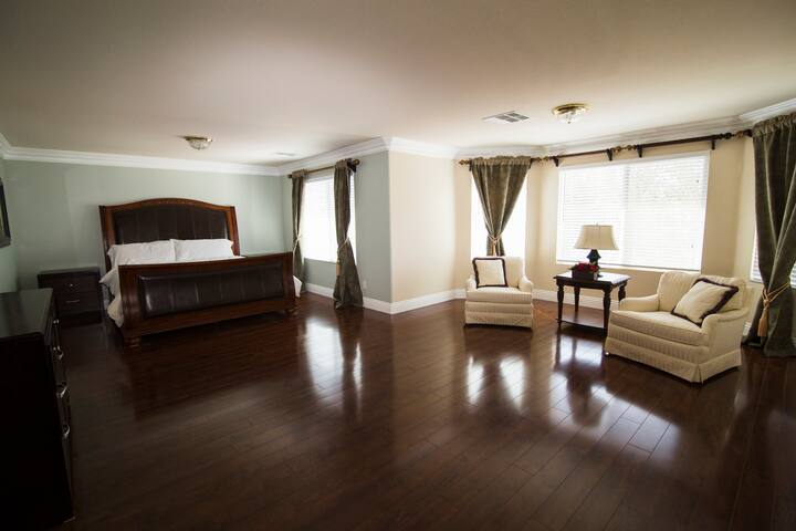 Quiet and Tranquil Retreat minutes from Strip gallery image 4