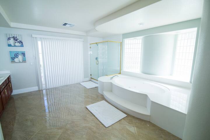 Quiet and Tranquil Retreat minutes from Strip gallery image 5