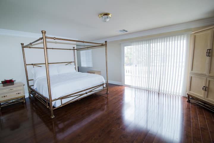 Chambre avec lit King Size californien et balcon privé