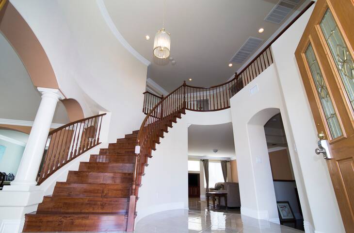 Quiet and Tranquil Retreat minutes from Strip gallery image 3